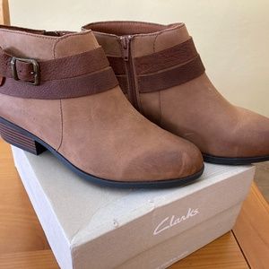 Clarks Women's Ankle Boots, Booties, 8 Wide